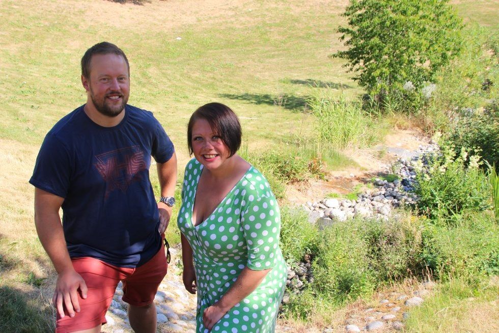 TØRRLAGT BEKK: Dan Paulsen fra Bymiljøetaten kan fortelle at vannmangelen i bekken Verdensparken skyldes fravær av nedbør. Her står han sammen med nestleder Monique Nyberget Hiller i Alnas bydelsutvalg. Foto: