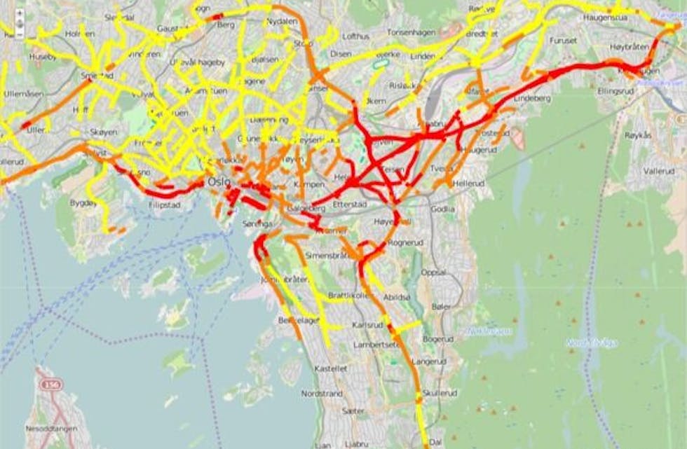 SVÆRT HØYT: Den røde stripen viser at luftforurensingen langs E6, E18, Ring 3 og i områdene Alnabru, Ulven og Økern vil være svært høy i dag. Oslo kommune anbefaler folk å holde seg inne. (Foto: Bymiljøetaten).  Foto: