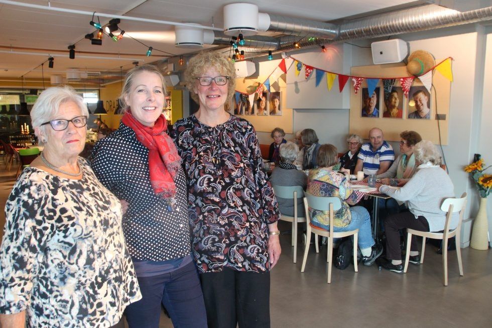 GOD STEMNING: Marion Bastiansen (t.v.), aktivitør Berit Marie Saur for seniortilbudet 60+ og Kirsten Marcussen hygger seg alltid når de samles på Veitvet. Foto: