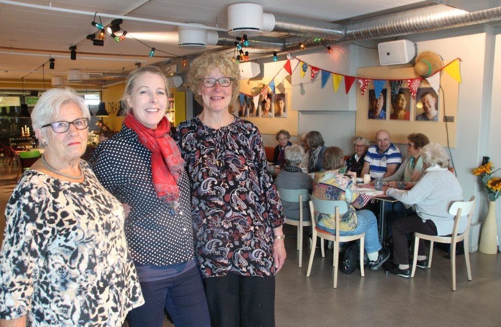 GOD STEMNING: Marion Bastiansen (t.v.), aktivitør Berit Marie Saur for seniortilbudet 60+ og Kirsten Marcussen hygger seg alltid når de samles på Veitvet. Foto: