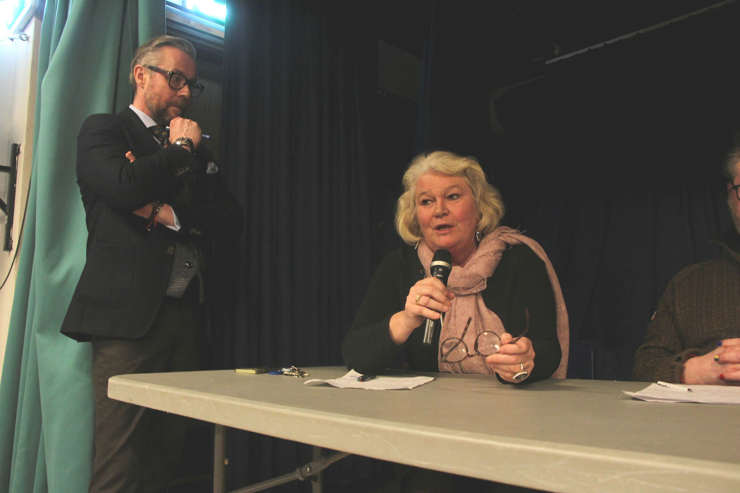 ALVORSPREGET REKTOR: Rektor på Trosterud skole, Lene Rønning-Arnesen, mener Haugerud ikke kan etterlates til seg selv når delbydelen de neste årene skal gjennom store forvandlinger. Her med Andreas Meeg-Bentzen. Foto: Sindre Veum Apneseth