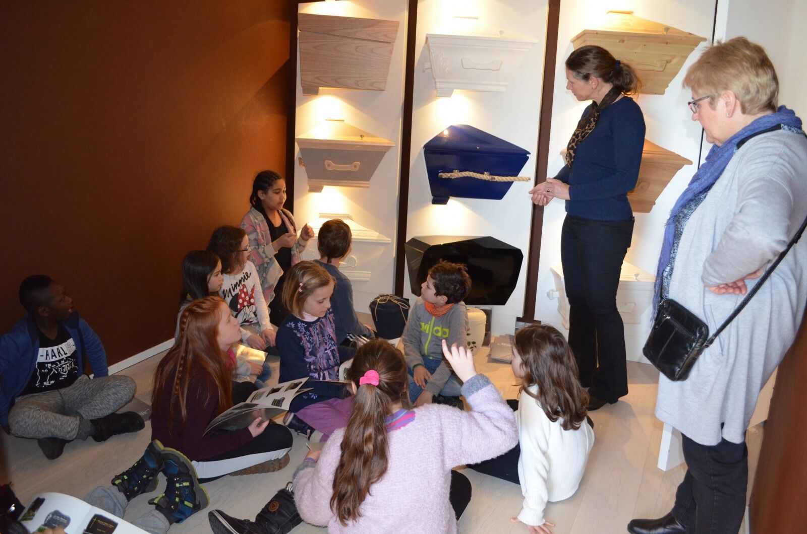 GOD PRAT: Elevene hadde mange spørsmål til driftsleder i Stovner begravelsesbyrå, Ingunn Smenes (i blått) Foto: