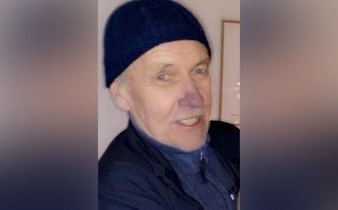SAVNET: Politiet delte tirsdag dette bildet av den savnede mannen. Han er 76 år gammel og beskrives som slank, med grått hår og blå lue. Foto: Privat