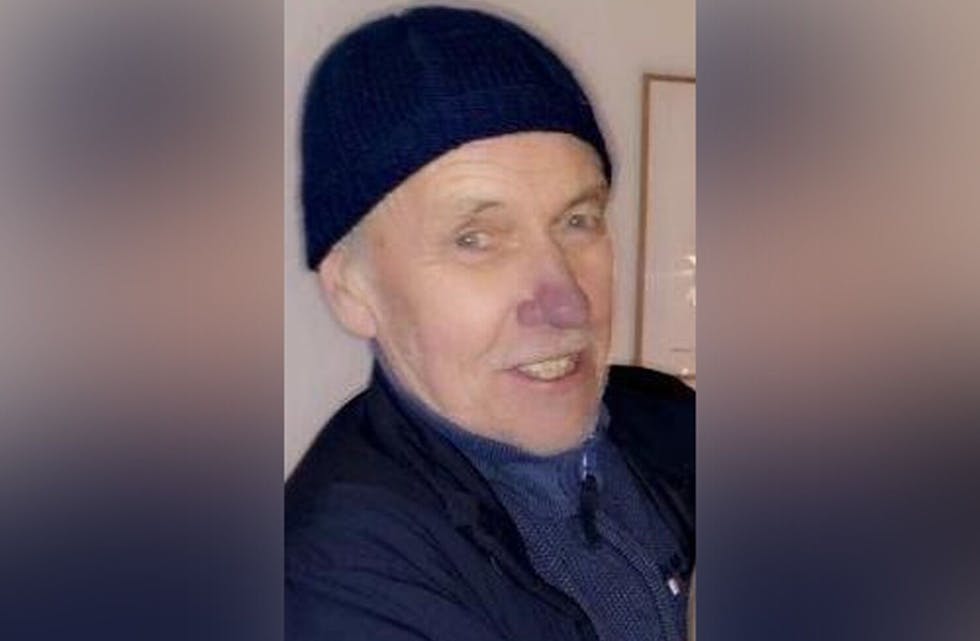 SAVNET: Politiet delte tirsdag dette bildet av den savnede mannen. Han er 76 år gammel og beskrives som slank, med grått hår og blå lue. Foto: Privat