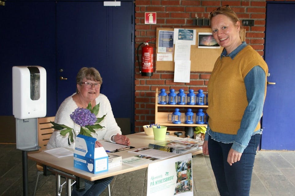 VELKOMMEN TILBAKE: Aase Britt Andersen (t.v.) er klar for å ønske velkommen tilbake til smittefrie kirkeaktiviteter sammen med sokneprest Elin Lunde. Foto: Caroline Hammer