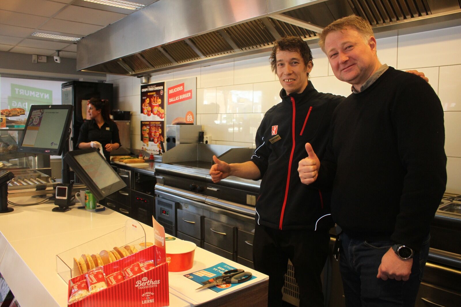 VELLYKKET ÅPNING: Både Roy Martin Vanghagen (t.v) og Kenneth C. Olsen kunne smile bredt under åpningen av nye YX 7-Eleven på Alna. Foto: