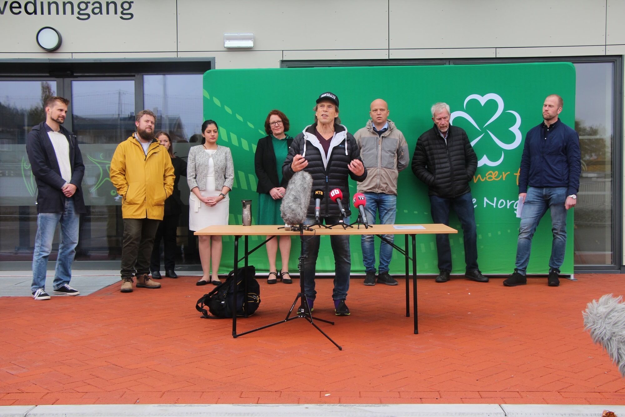 SJOKKBESKJEDEN: Jan Bøhler stilte seg opp foran Grorud Flerbrukshus og erklæret at han har skiftet parti - med Senterpartiet i ryggen. Foto: