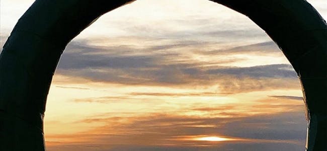 SOLAS VOKTER: Snakk om å sette riktig stemning. Mona Fjellstad har knipset dette bildet av solnedgangen ved Tjuvholmen. Fint rammet inn og med måka på toppen som passer på – prikken over «o-en». Foto: