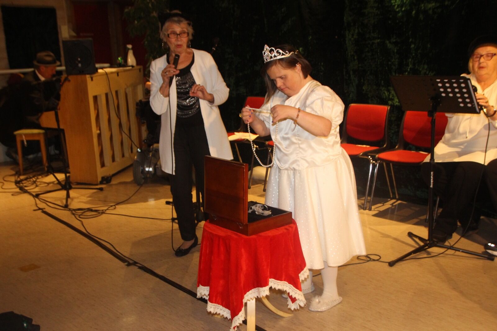 MIMRET TILBAKE: Hellerud teaterverksted tok noen av glansnumrene da de satte opp jubileumsforestilling. Foto: