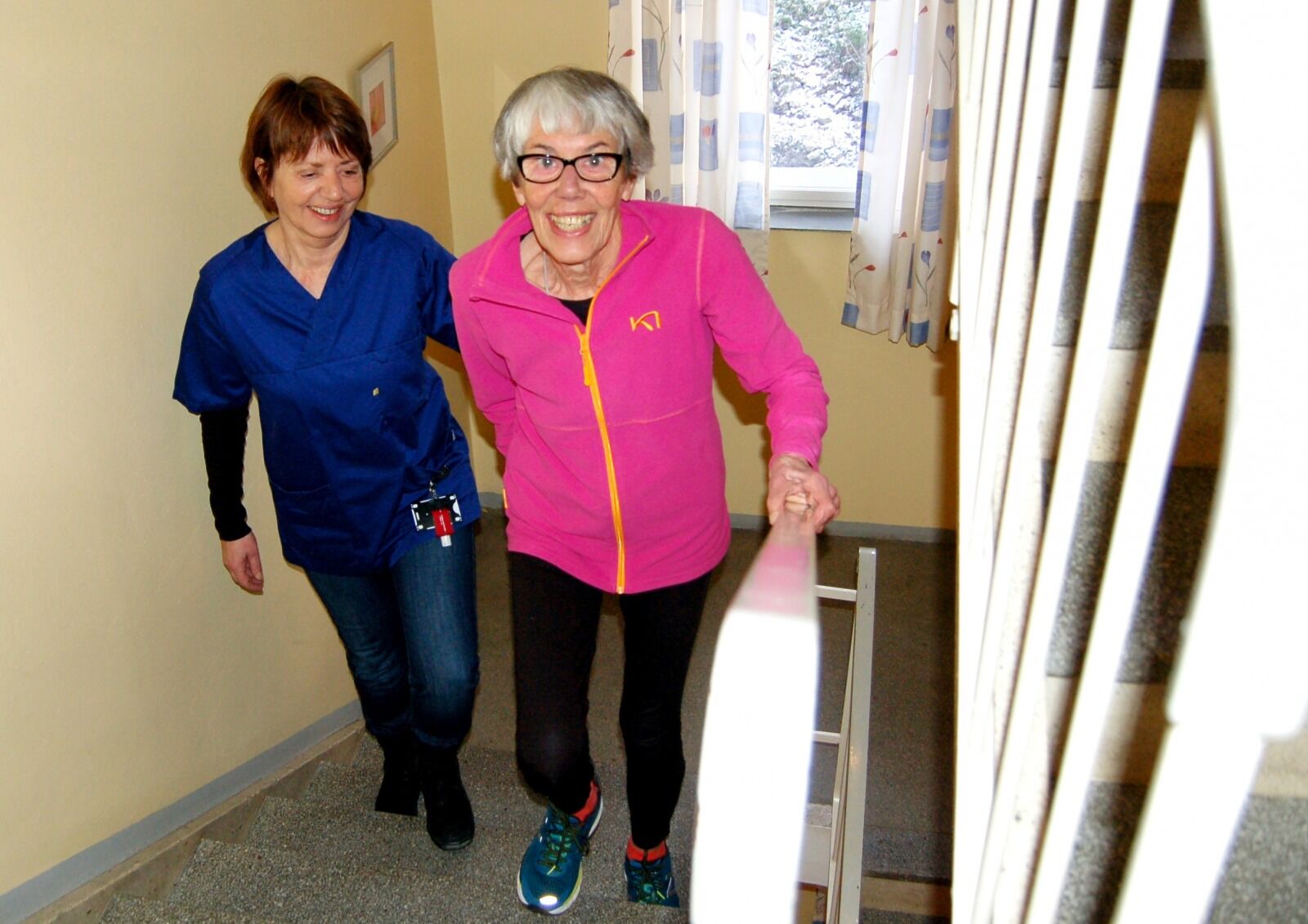 OPPTUR: - Holder du følge? Karin Amundsen setter fart opp trappene i korridoren utenfor leiligheten i Selvbyggerveien. Hjemmetrener Mona Nordstrand-Nøding henger på. Foto: