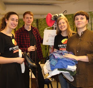 BYTTER GARDEROBE: Emma Hidas, Hans Erik Møller, Ane Haughom og Perolina Klanderud er her i gang med å fylle gjenbruksbutikken på Romsås senter med klær de har fått inn. Foto: