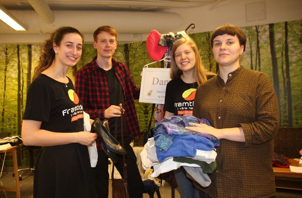 BYTTER GARDEROBE: Emma Hidas, Hans Erik Møller, Ane Haughom og Perolina Klanderud er her i gang med å fylle gjenbruksbutikken på Romsås senter med klær de har fått inn. Foto: