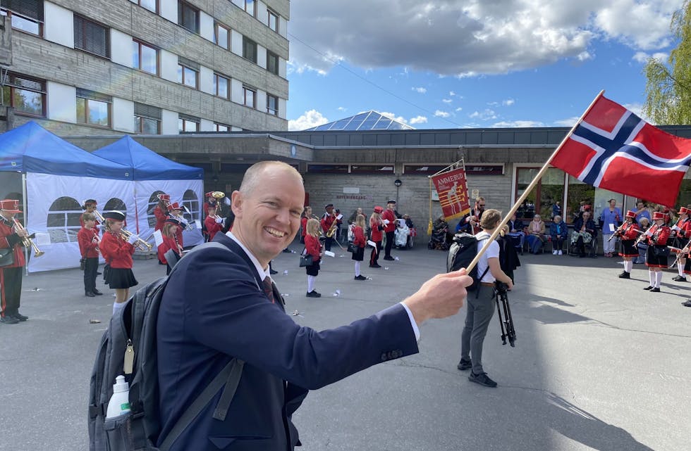 Lars Olav Fosse var programleder for livesendingen og fulgte korpset gjennom boligområdene på Ammerud med innspill og intervjuer. Foto: