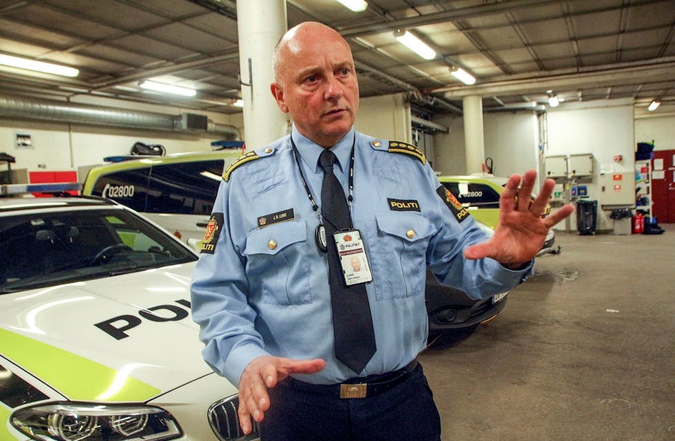 TAS PÅ STØRSTE ALVOR: John Roger Lund sier politiet setter inn alle nødvendige ressurser for å oppklare skyteepisodene og å forhindre nye. Samtidig understreker han at befolkninga i Groruddalen ikke trenger å gå rundt å føle seg utrygge. Foto: Ørjan Brage