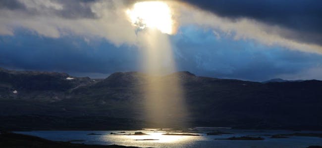 MAGISK ØYEBLIKK: Steinar Saghaug ventet på at skyggene skulle slippe fram sola over Stolsvatnet, noe som viste seg å være verdt ventetiden. Foto: