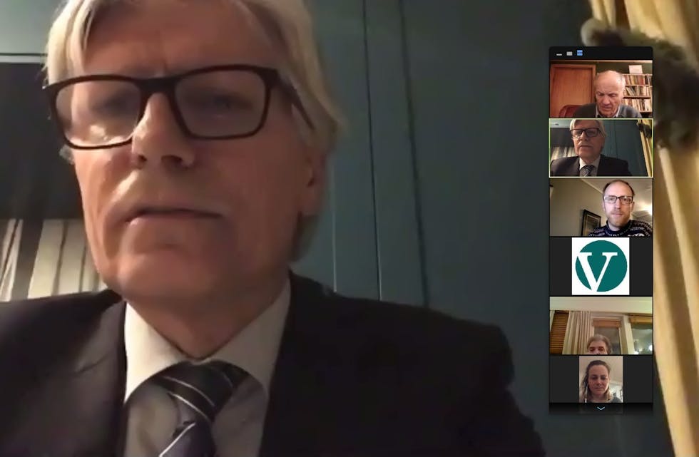 NOEN REFLEKSJONER: Ola Elvestuen åpnet Venstres folkemøte om utvikling av Groruddalen. Med et lite utvalg tilskuere til høyre. Foto: