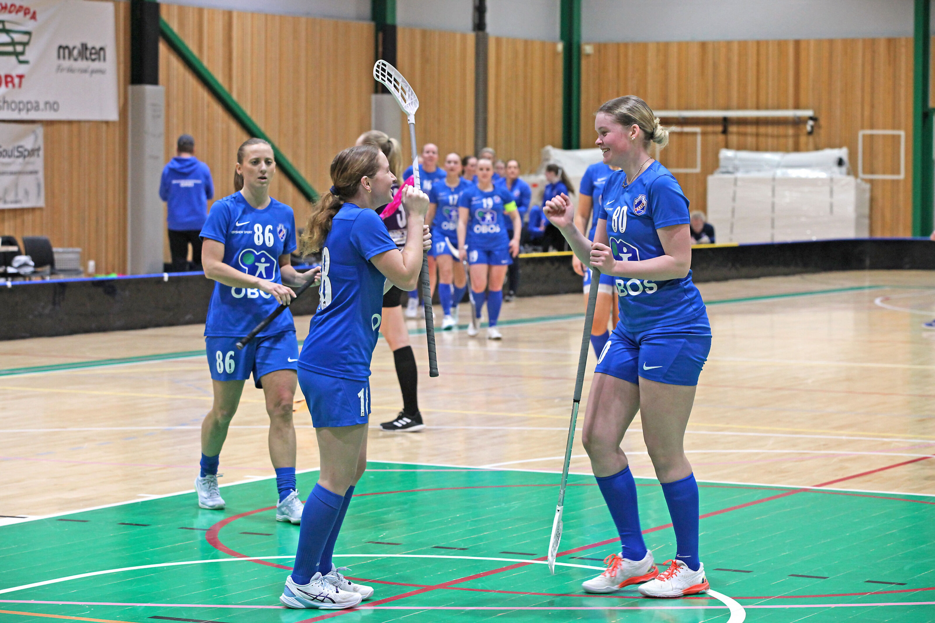 GREI SKURING: Petra Weiss, Nicoline Marie Karlsen Olsen og Bertine Aas Hansen feirer her én av åtte fulltreffere mot Stavanger. Til helgen blir det imidlertid tøffere. Da skal gullkampen avgjøres borte mot serietoer Tunet. Foto: Tom Evensen