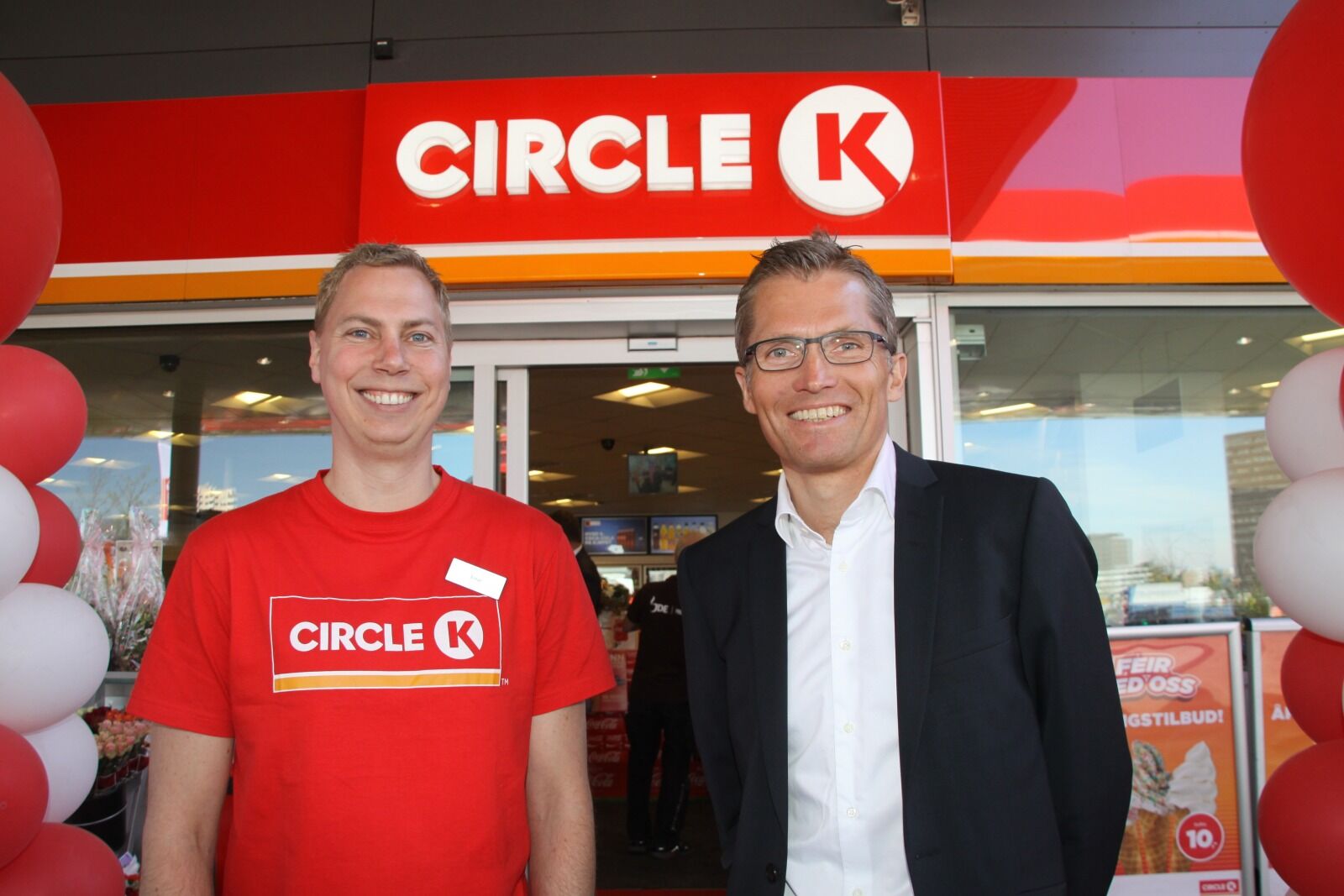  ER I GANG: Butikksjef Einar Valbjørn Heisum ved Circle K Økern og sjef Thomas Støkken for Circle K Norge synes det er deilig å endelig starte på omstillingen av totalt 340 bensin- og truckstasjoner i landet. Foto: