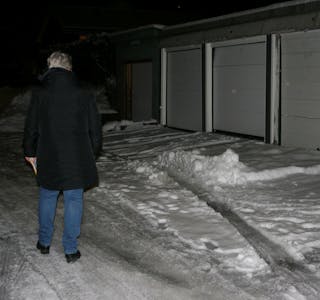 LITE FORNØYD: Høybråten-beboeren mener at regelverket er firkantet. På grunn av skiltingen kan beboerne for eksempel ikke parkere foran egne garasjer, fordi de er på feil side av gata. Foto: Caroline Hammer