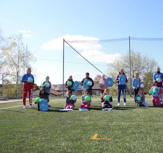 FOTBALLGLEDE PÅ GRORUD: Bjerke-elever som driver fotballprosjektet «Rosa sko» besøkte jentene i 4. klasse på Grorud skole som har deltatt dette skoleåret. Foto: