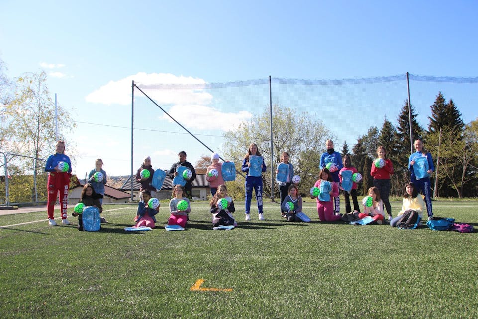 FOTBALLGLEDE PÅ GRORUD: Bjerke-elever som driver fotballprosjektet «Rosa sko» besøkte jentene i 4. klasse på Grorud skole som har deltatt dette skoleåret. Foto: