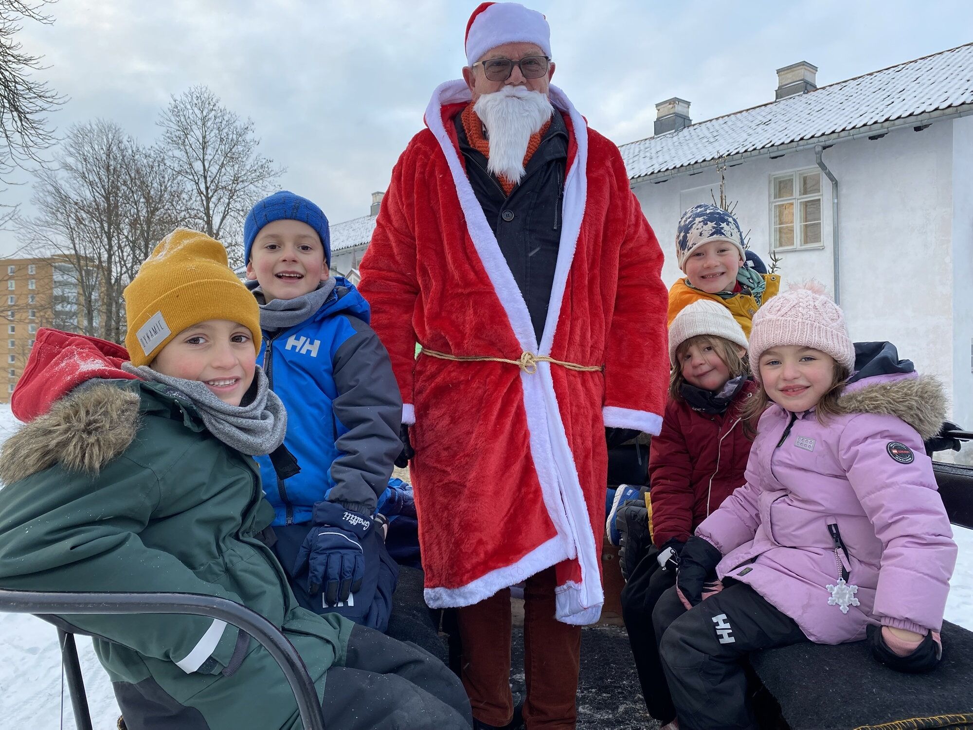 BESØKTE NISSENS VERKSTED: Mandag fikk Tveita skole besøk av nissefar, og de aller minste fikk bli med nissen ut på tur med hest og kjerre. Rundturen gikk blant annet til Tveten gård der nissefar holder til, ifølge nissefar selv. Foto:
