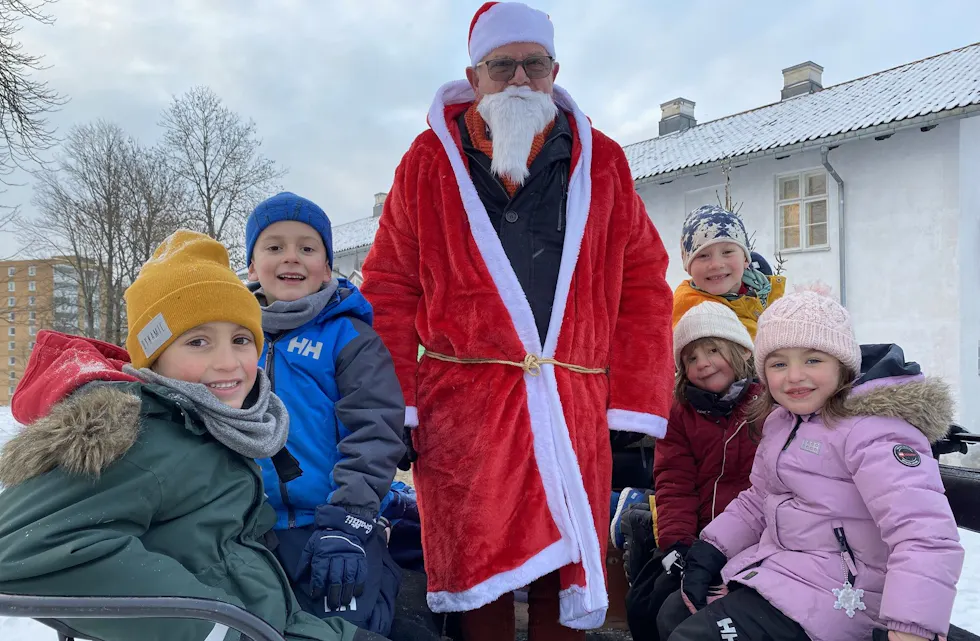 BESØKTE NISSENS VERKSTED: Mandag fikk Tveita skole besøk av nissefar, og de aller minste fikk bli med nissen ut på tur med hest og kjerre. Rundturen gikk blant annet til Tveten gård der nissefar holder til, ifølge nissefar selv. Foto: