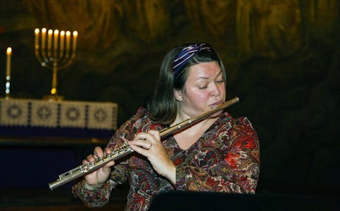 EMINENT FLØYTESPILL: Linda Porsanger kan ikke bare dirigere kor, hun demonstrerte også at hun er en dyktig fløytespiller. Foto: Tom Evensen