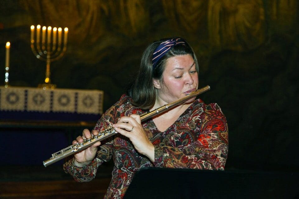 EMINENT FLØYTESPILL: Linda Porsanger kan ikke bare dirigere kor, hun demonstrerte også at hun er en dyktig fløytespiller. Foto: Tom Evensen