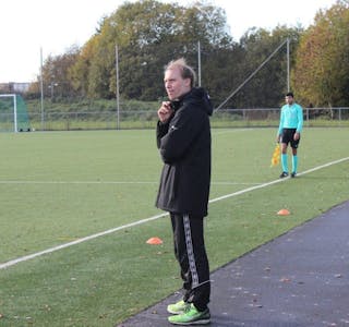 GIR SEG: Rolf Teigen gir seg som trener i Grorud IL. Lørdag ledet han sine disipler for siste gang på hjemmebane. Foto: