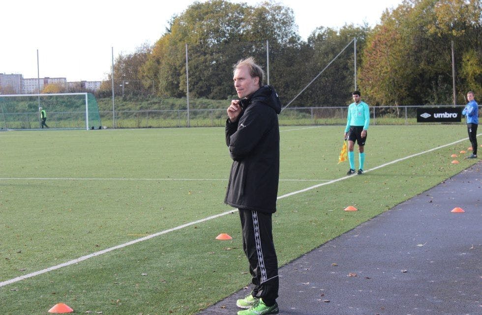 GIR SEG: Rolf Teigen gir seg som trener i Grorud IL. Lørdag ledet han sine disipler for siste gang på hjemmebane. Foto: