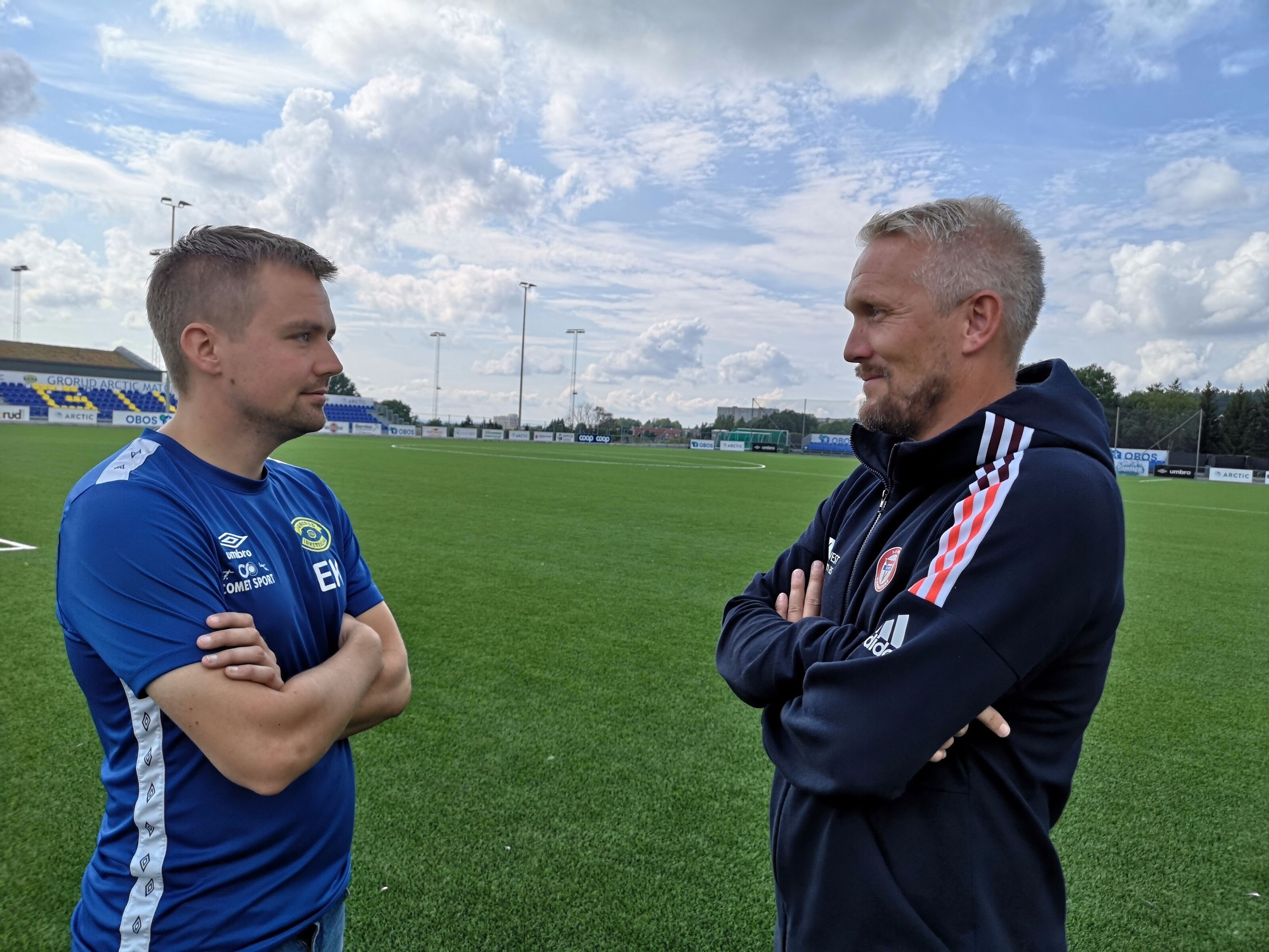 LEGGER VENNSKAPET TIL SIDE: Det var en god og trivelig tone mellom de to trenerne da Akers Avis Groruddalen møtte dem på onsdag, men til mandag, under kampen, legges alt vennskap til side. Foto: