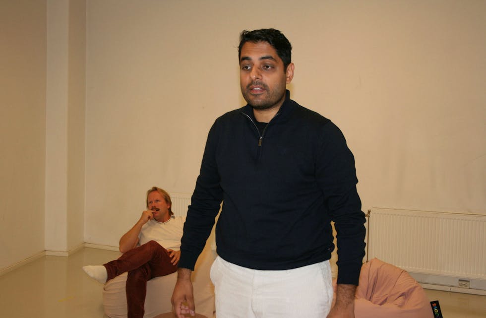 UTBRODERER: Manish Sharma (foran) forteller psykologen til Knut Steen nøyaktig hvor lite tro han har på terapien hans i «Hundre%». Foto: Caroline Hammer