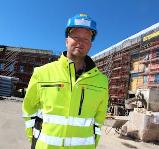 GOD PROSESS: Prosjektleder Jan-Fredrik Gulseth i Undervisningsbygg forteller at Haugenstua skole nå har blitt et tett bygg, og faktisk ligger foran skjema.  Foto: