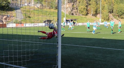 DEN SATT: Fløyas keeper kunne ikke annet enn se langt etter ballen da Silje Fjeldstad sin suser gikk i mål og avgjorde kampen. Foto: Rolf E. Wulff