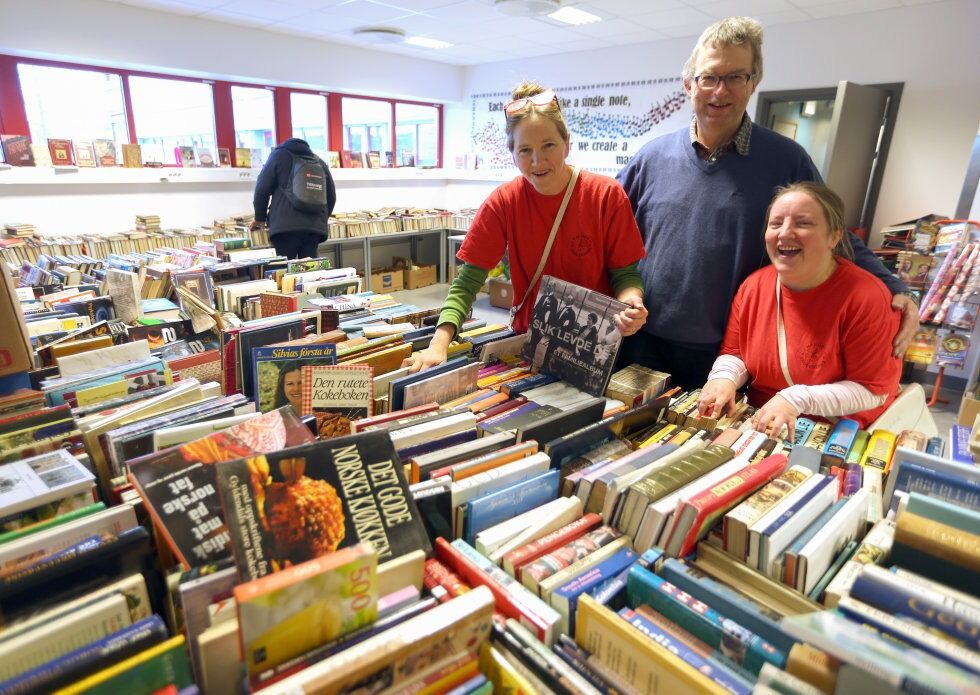HUMØRFYLT FRIVILLIGHET: Korpsleder Olga Skrinde (f.v.) setter stor pris på at Ole Johan Haakensveen og Karin Steen stiller opp frivillig, selv om de ikke lenger har barn tilknyttet Haugen skolekorps. De var som vanlig på plass i bokavdelingen med sitt gode humør. Foto: