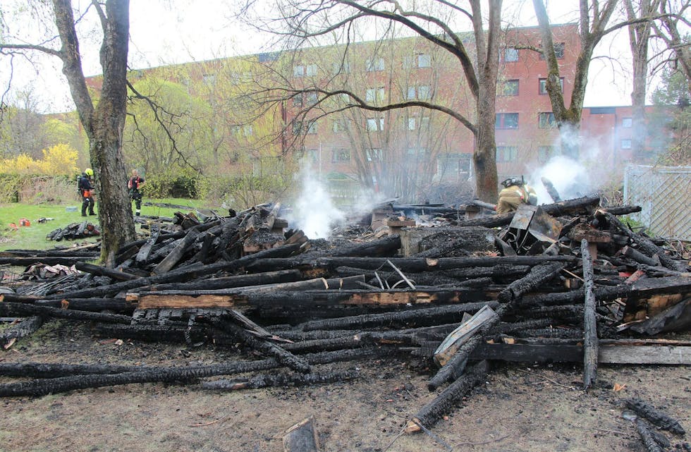 NEDBRENT: Det gamle stabburet i Haugerudtunet er totalskadet etter at det brant natt til torsdag. Foto: Sindre Veum Apneseth