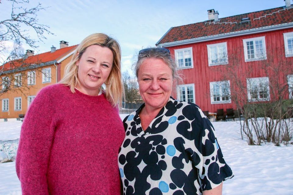 FAST FAMILIEMARKED: Sammen med Monica Wiger (t.v.) ønsker Birgitte Rommen å arrangere flere familievennlige aktiviteter i Kafé Steinbras hage. Foto: