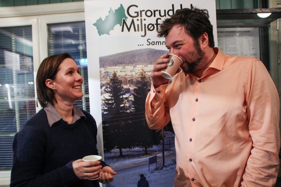 NYE KREFTER: Lene Karin Wiborg og Christian Herzog bringer nye, friske tanker inn i Miljøforum-styret. Her diskuteres det litt forventninger over pausekaffen. Foto: