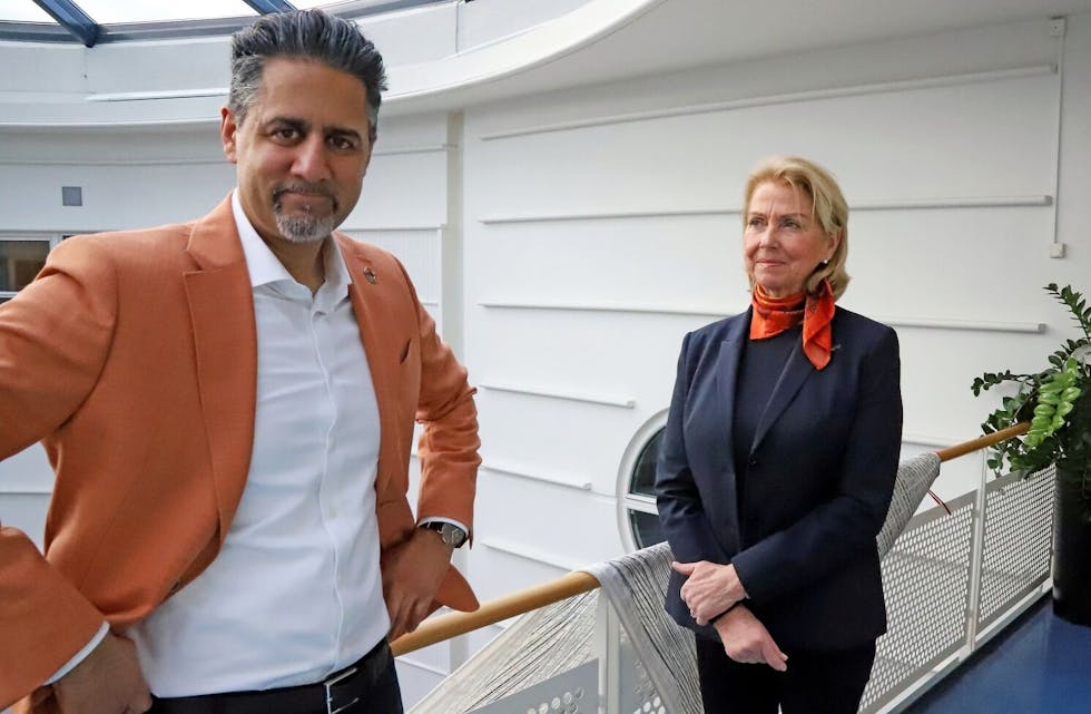 GODT BUDSKAP: Kulturminister Abid Q. Raja tok turen til Ullevaal Stadion onsdag for å formidle budskapet om tiltakspakke i idretten. Foto: Geir Owe Fredheim