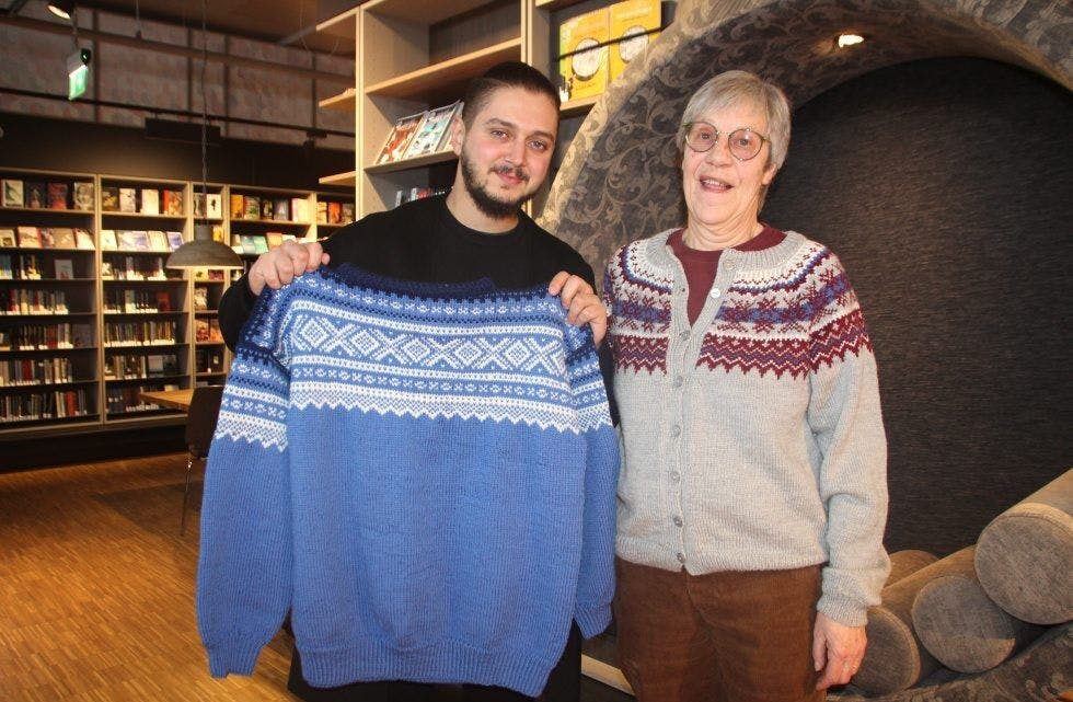 FIKK ULLGENSER: Anne Finsen (t.h.) bestemte seg for å strikke en genser til Daniel ElHomsi etter å ha hørt han fortelle om seg og sitt liv på Furuset bibliotek og aktivitetshus. Foto: