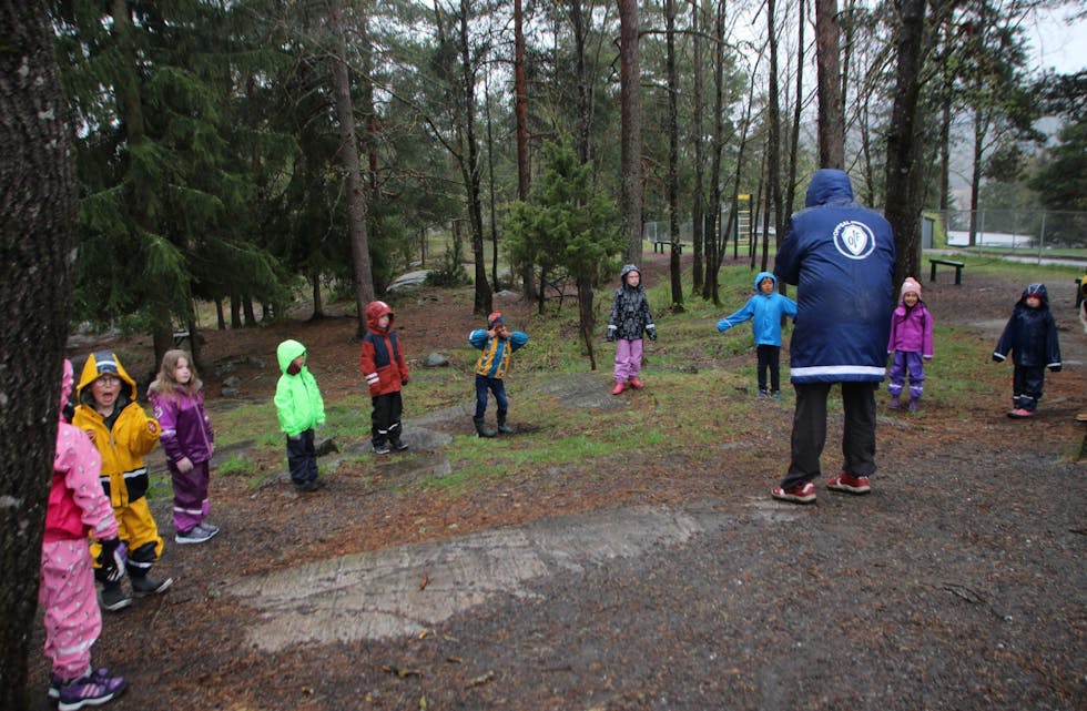 TILBAKE PÅ SKOLEN: Etter snart to måneder med hjemmeskole, har elevene på 1- til 4. trinn startet på skolen igjen. For at skolene skal kunne holde åpent må mye av undervisningen foregå ute. Her ser vi noen av førsteklassingene på Ellingsrudåsen skole i aksjon første dag tilbake. Foto: