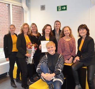GLEDER SEG: Rektor Astrid Grytte (i midten), representanter fra Bjerke VGS, Ungt entreprenørskap og BI gleder alle seg til å samarbeide om den nye businesslinja.  Foto: