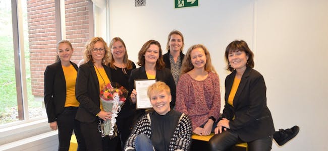 GLEDER SEG: Rektor Astrid Grytte (i midten), representanter fra Bjerke VGS, Ungt entreprenørskap og BI gleder alle seg til å samarbeide om den nye businesslinja.  Foto: