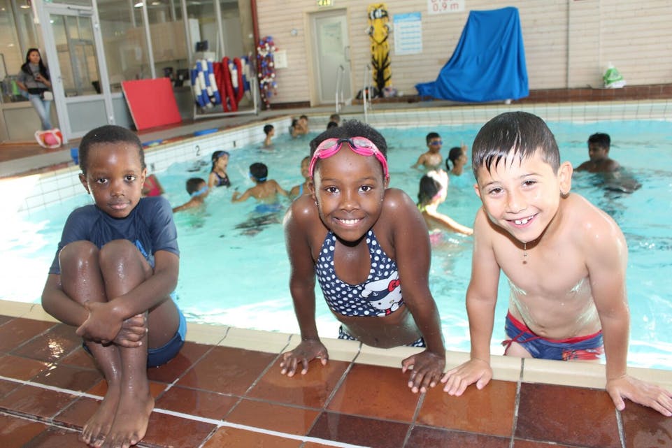 MORO: Katim (6), Joy (8) og Josef (7) synes det er stas å bruke høstferien til å lære seg å svømme. (Foto: Caroline Bremer) Foto: