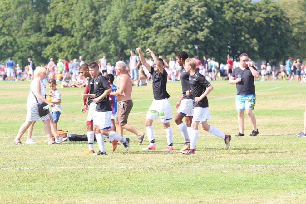 KLINTE TIL: Kushtrim Kycyku strekker hendene i været og feirer med resten av Årvoll-gutta etter den matchvinnende volleyscoringen. Foto: