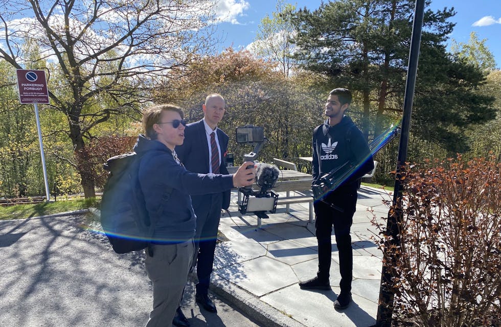 Filip Holte Olausen og Sanjay Kumar fra Grow Medialab på Ammerudklubben var hyret inn for å livestreame 17. mai-feiringen på Facebook. Programleder Lars Olav Fosse i midten. Foto: