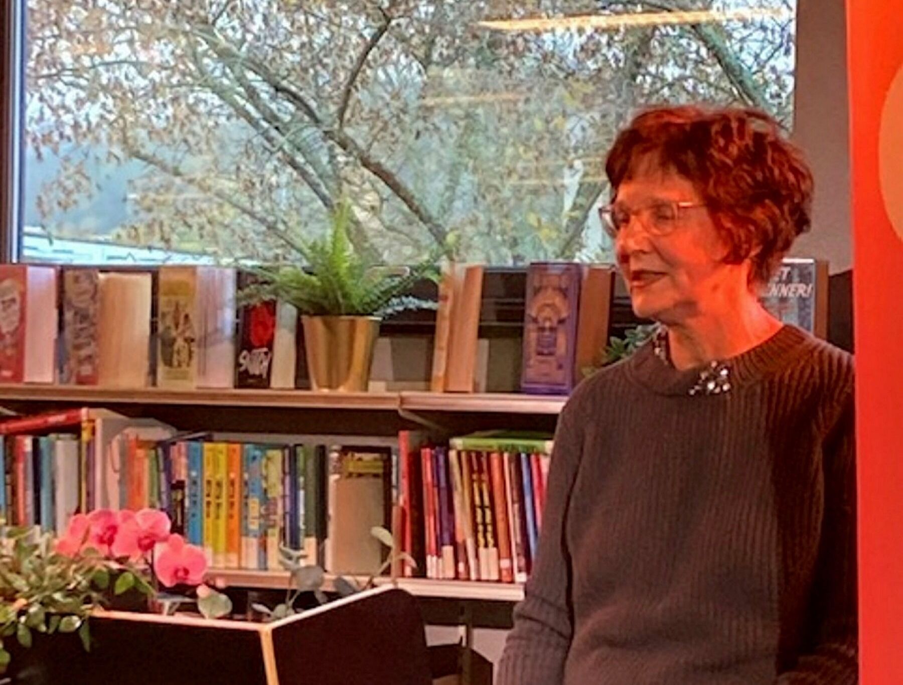 MARKA: Tove Braathen leste fra og fortalte om sin nyeste bok, «Marka», der mye av handlingen utspiller seg i marka som omringer Groruddalen. Foto:
