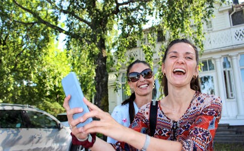 FANG SOMMERGLEDEN: Mobiltelefonen er jo alltid med. Hvorfor ikke ta en selfie i sommer? Den varianten gikk i hvert fall banksjef Monica Belinchon og journalist Martine Myhre for. Nå gleder de seg til å se hva groruddølene har å by på. Foto: