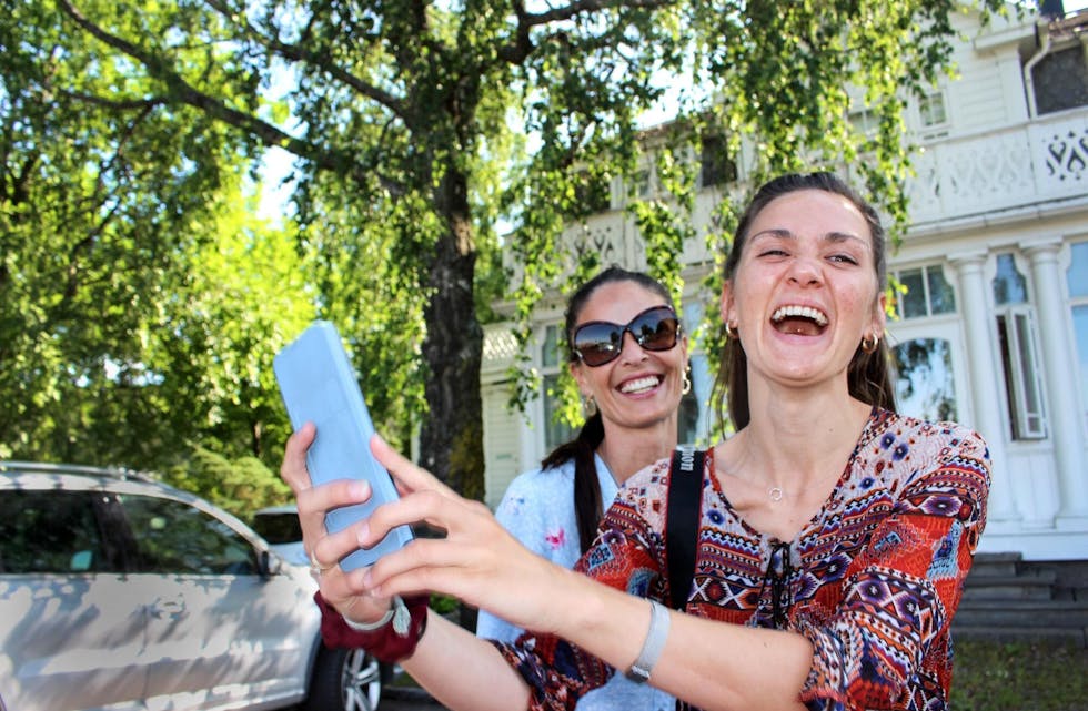 FANG SOMMERGLEDEN: Mobiltelefonen er jo alltid med. Hvorfor ikke ta en selfie i sommer? Den varianten gikk i hvert fall banksjef Monica Belinchon og journalist Martine Myhre for. Nå gleder de seg til å se hva groruddølene har å by på. Foto: